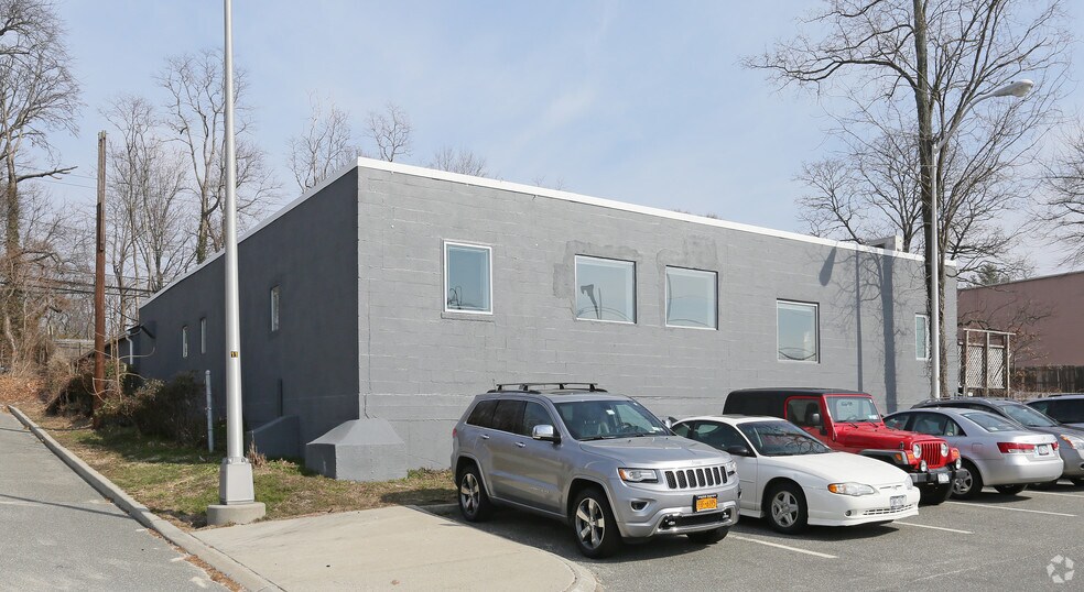 104 Bellerose Ave, East Northport, NY à louer - Photo du bâtiment - Image 3 de 7