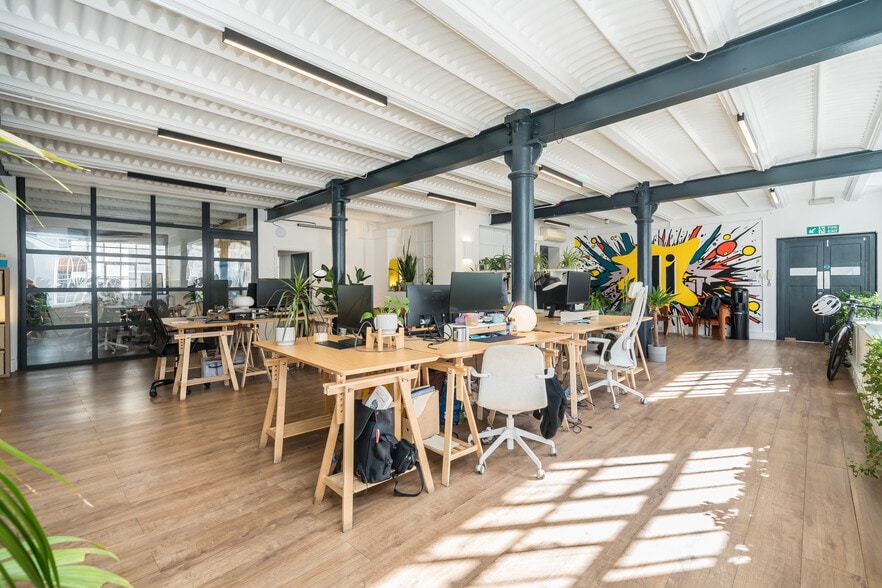 18 East Tenter St, London for sale - Building Photo - Image 3 of 52