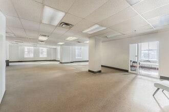 501-507 Pl d'Armes, Montréal, QC à louer Photo du bâtiment- Image 1 de 9