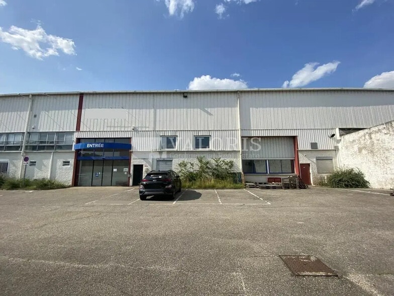 Flex in Lyon for lease - Building Photo - Image 1 of 5