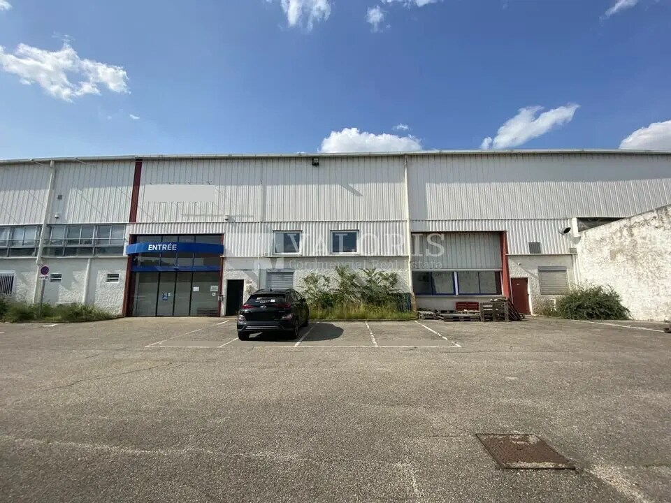 Flex in Lyon for lease Building Photo- Image 1 of 6