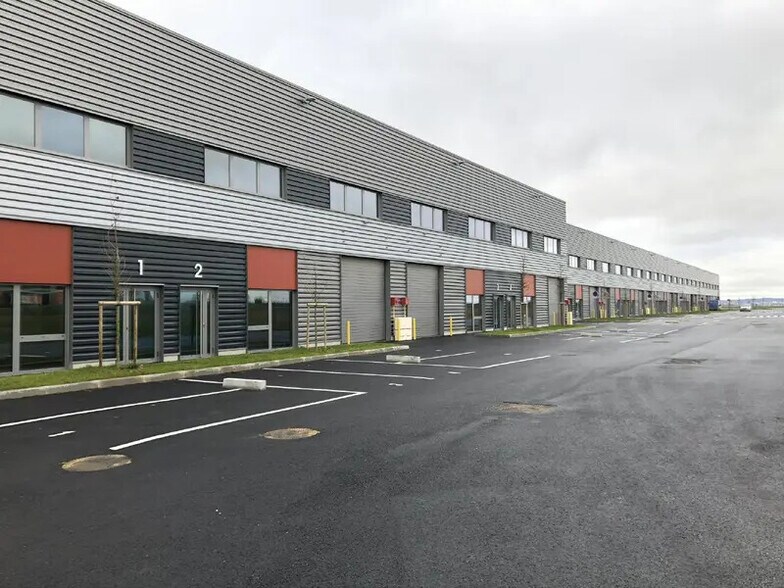 Flex dans Le Thillay à louer - Photo du bâtiment - Image 2 de 12