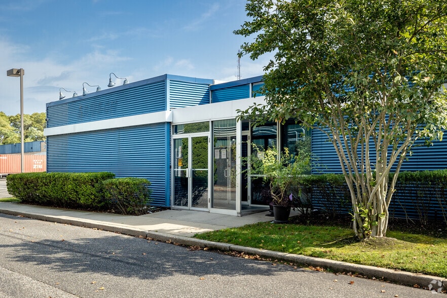45 Gilpin Ave, Hauppauge, NY à louer - Photo du bâtiment - Image 3 de 11