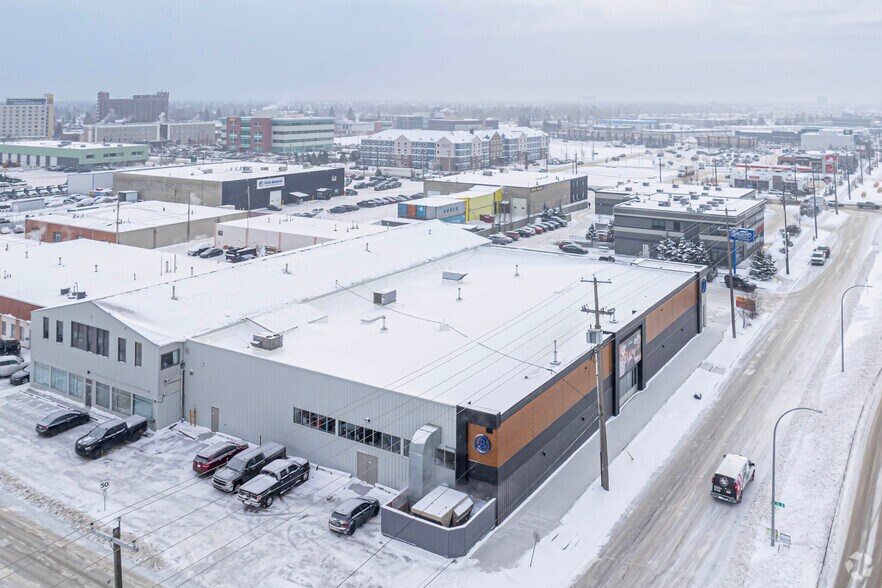 10951 170 St NW, Edmonton, AB à vendre - Aérien - Image 3 de 12