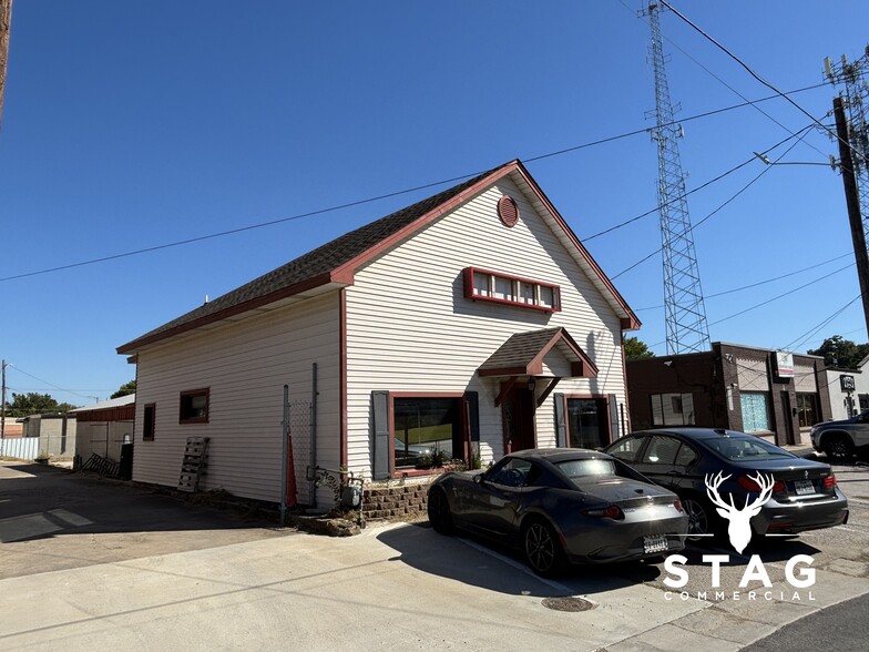 711 S Elm St, Denton, TX for lease - Building Photo - Image 3 of 18