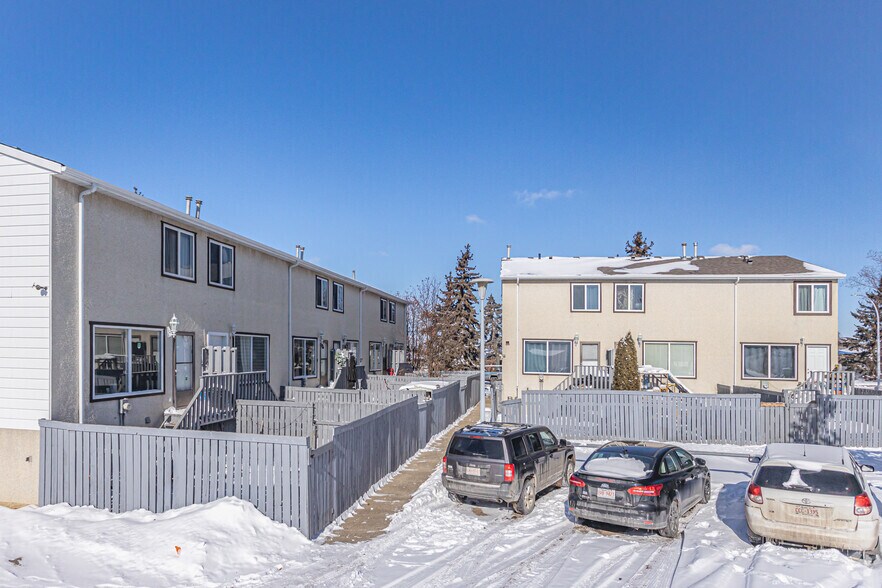101-111 Lee Ridge & 149-153 Melbourne Rd NW, Edmonton, AB à vendre - Photo du bâtiment - Image 2 de 2