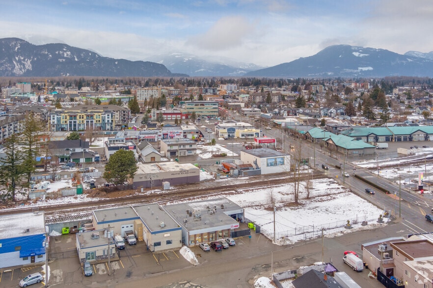 45951 Trethewey Ave, Chilliwack, BC à louer - Photo du bâtiment - Image 2 de 4