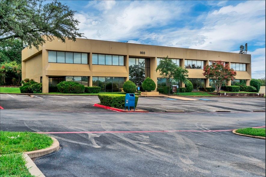 803 Forest Ridge Dr, Bedford, TX for lease - Building Photo - Image 1 of 6
