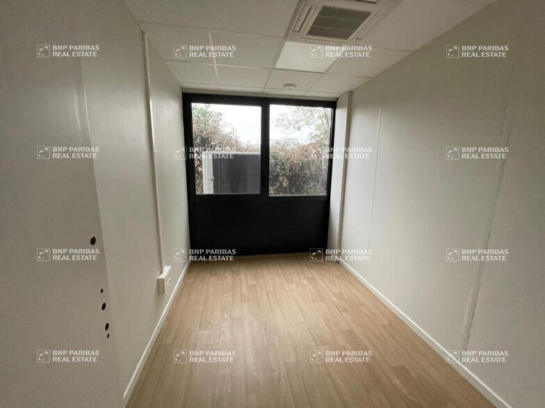 Office in LA CHAPELLE-D'ARMENTIERES for lease - Interior Photo - Image 2 of 15