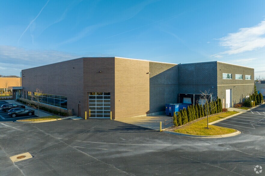 25125 Regency Dr, Novi, MI à louer - Photo du bâtiment - Image 2 de 7