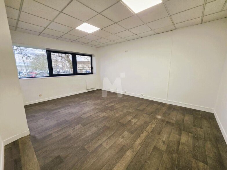 Office in Savigny-le-Temple for lease - Interior Photo - Image 3 of 11