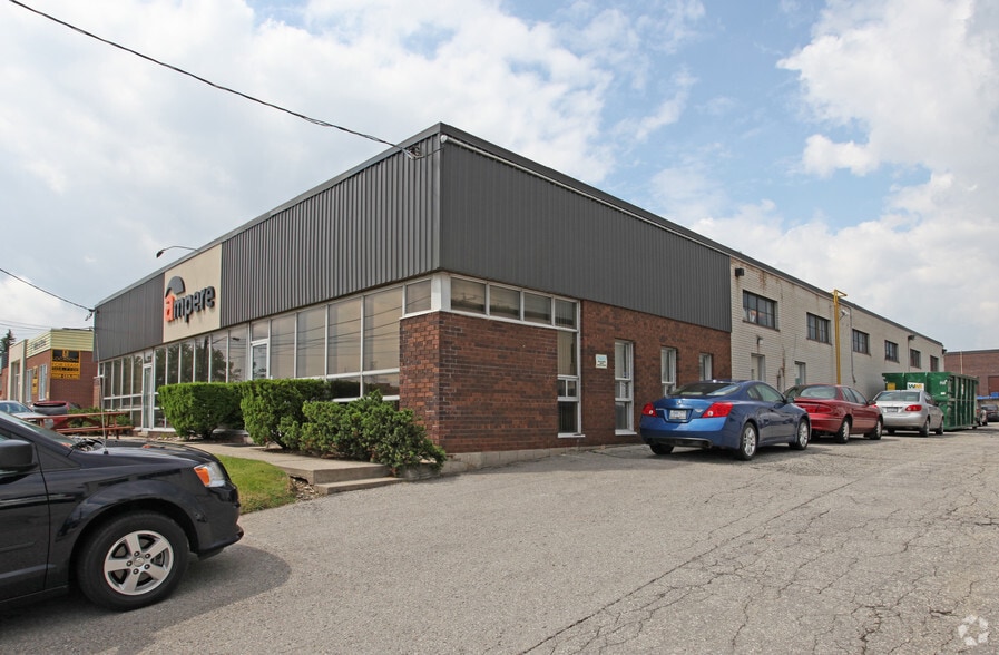 125-127 Brisbane Rd, Toronto, ON for lease - Building Photo - Image 2 of 2