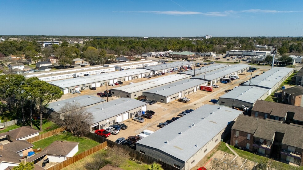 13329 Veterans Memorial Dr, Houston, TX for lease - Primary Photo - Image 1 of 15