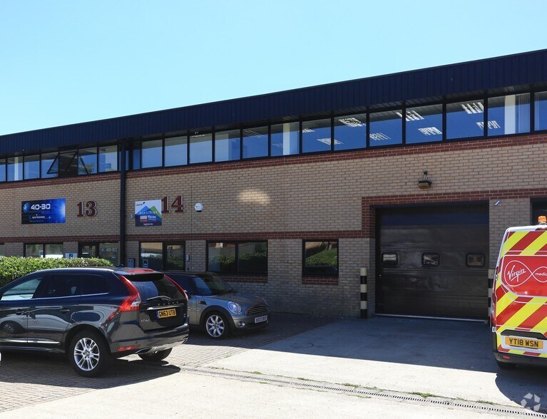 Newton Rd, Crawley à louer - Photo du bâtiment - Image 3 de 3