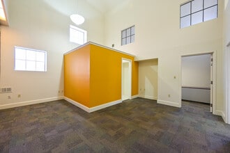 400 W 7th St, Bloomington, IN for lease Interior Photo- Image 2 of 8