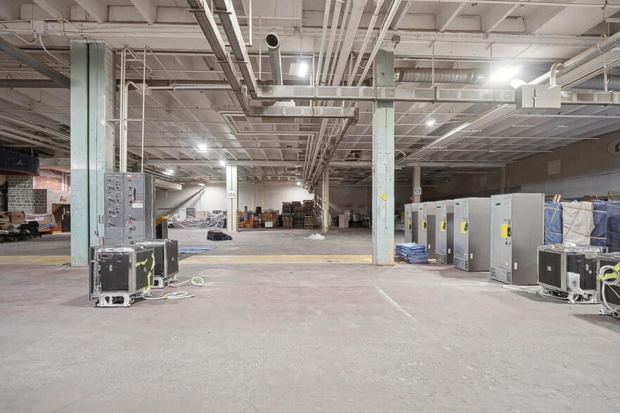 5600-5602 Av Pierre-de Coubertin, Montréal, QC for lease - Building Photo - Image 2 of 8