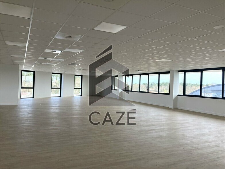 Office in Mérignac for sale - Interior Photo - Image 2 of 8