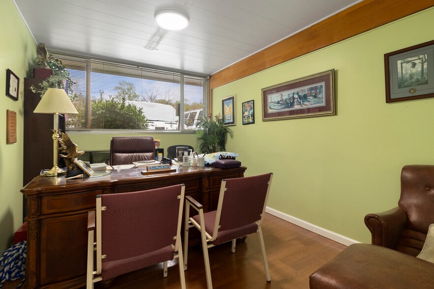 5001 Backlick Rd, Annandale, VA for sale - Interior Photo - Image 3 of 73