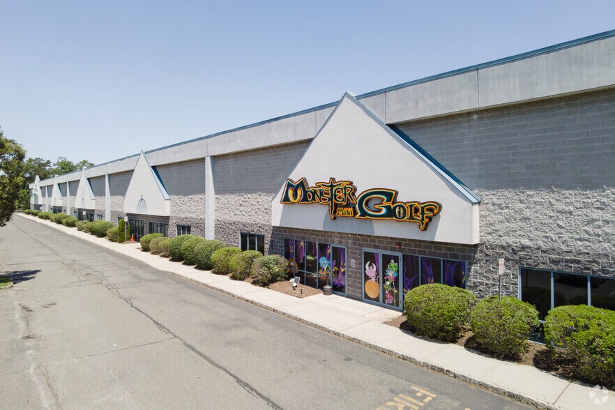 749 Hope Rd, Eatontown, NJ à louer - Photo du bâtiment - Image 3 de 26