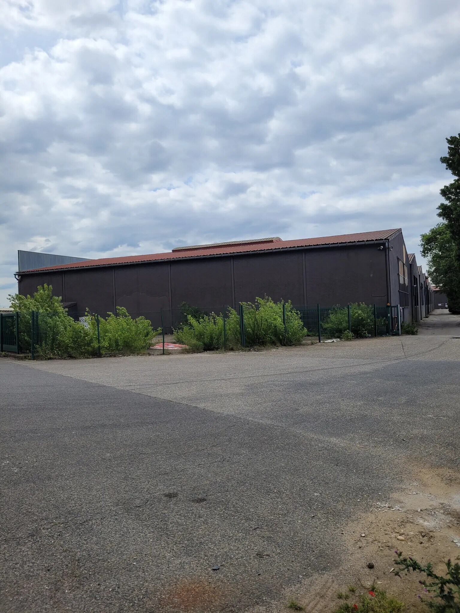 Local d'activités dans Saint-Bonnet-de-Mure à vendre Photo du bâtiment- Image 1 de 5