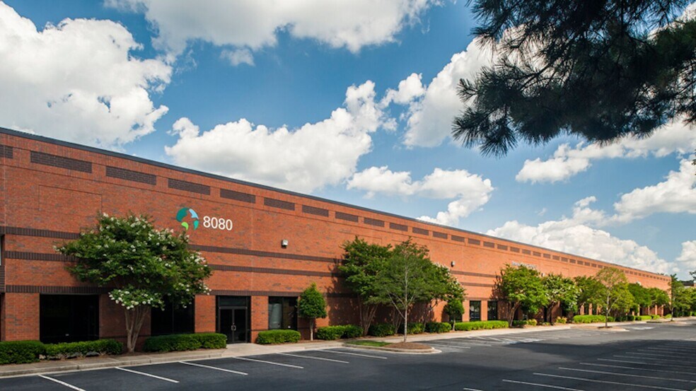 8080 Troon Cir, Austell, GA à louer - Photo du bâtiment - Image 2 de 3