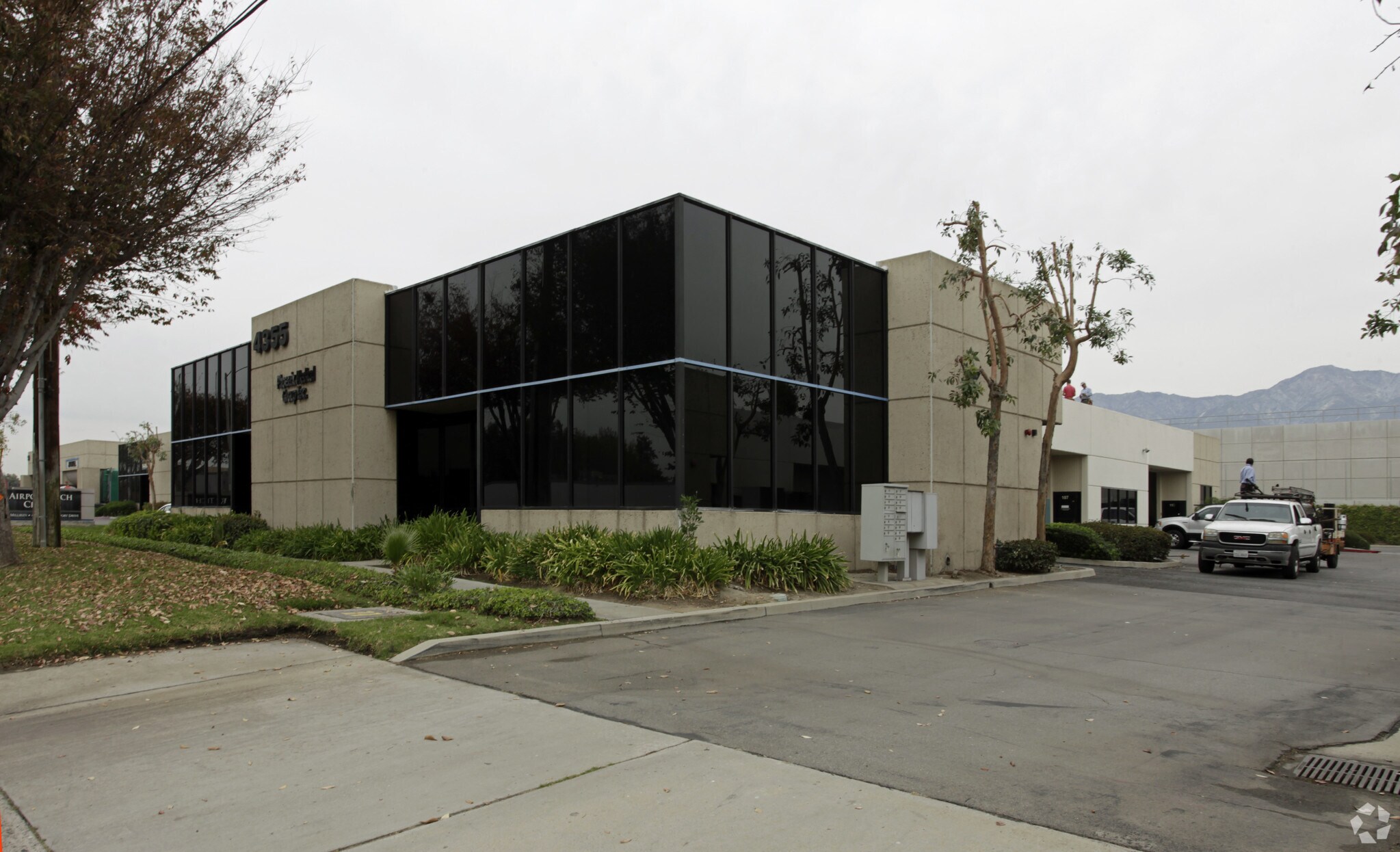 4355 E Airport Dr, Ontario, CA à louer Photo principale- Image 1 de 8