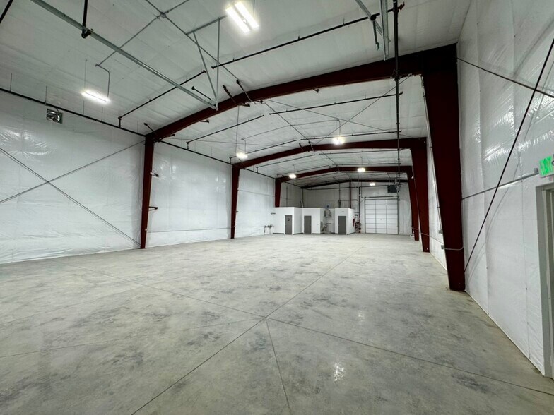 3232 N Black Butte Ct, Nampa, ID à vendre - Photo du bâtiment - Image 2 de 9