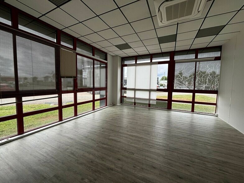 Office in Mérignac for lease - Interior Photo - Image 1 of 5