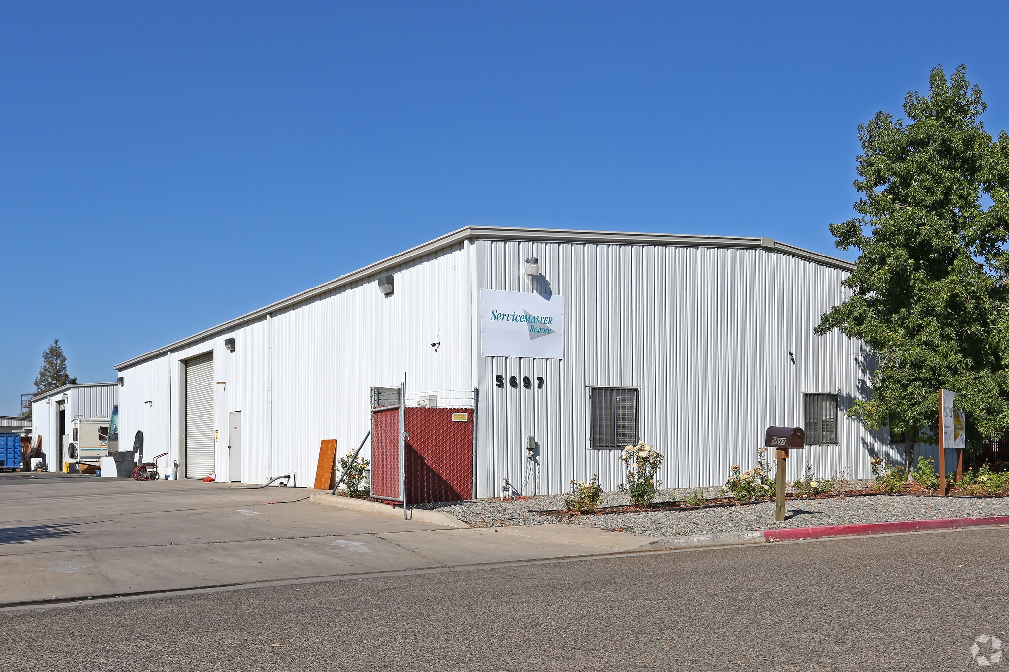 5697 W San Madele Ave, Fresno, CA for lease Primary Photo- Image 1 of 6