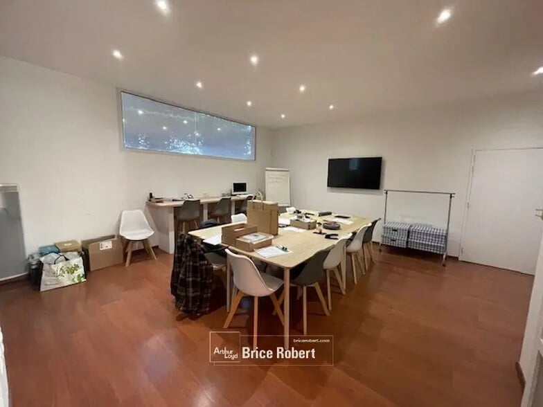 Retail in Lyon for lease - Interior Photo - Image 3 of 9