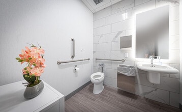 5673 Peachtree Dunwoody Rd NE, Atlanta, GA for lease Interior Photo- Image 1 of 6