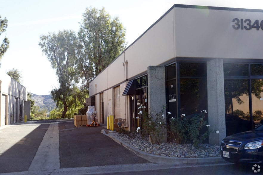 31340 Via Colinas, Westlake Village, CA à louer - Photo du bâtiment - Image 2 de 15