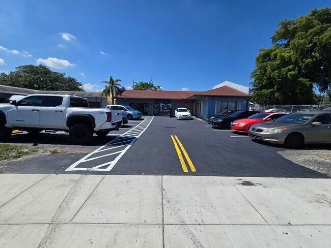 Plus de détails pour 2510 NW 19th St, Fort Lauderdale, FL - Commerce de détail à vendre