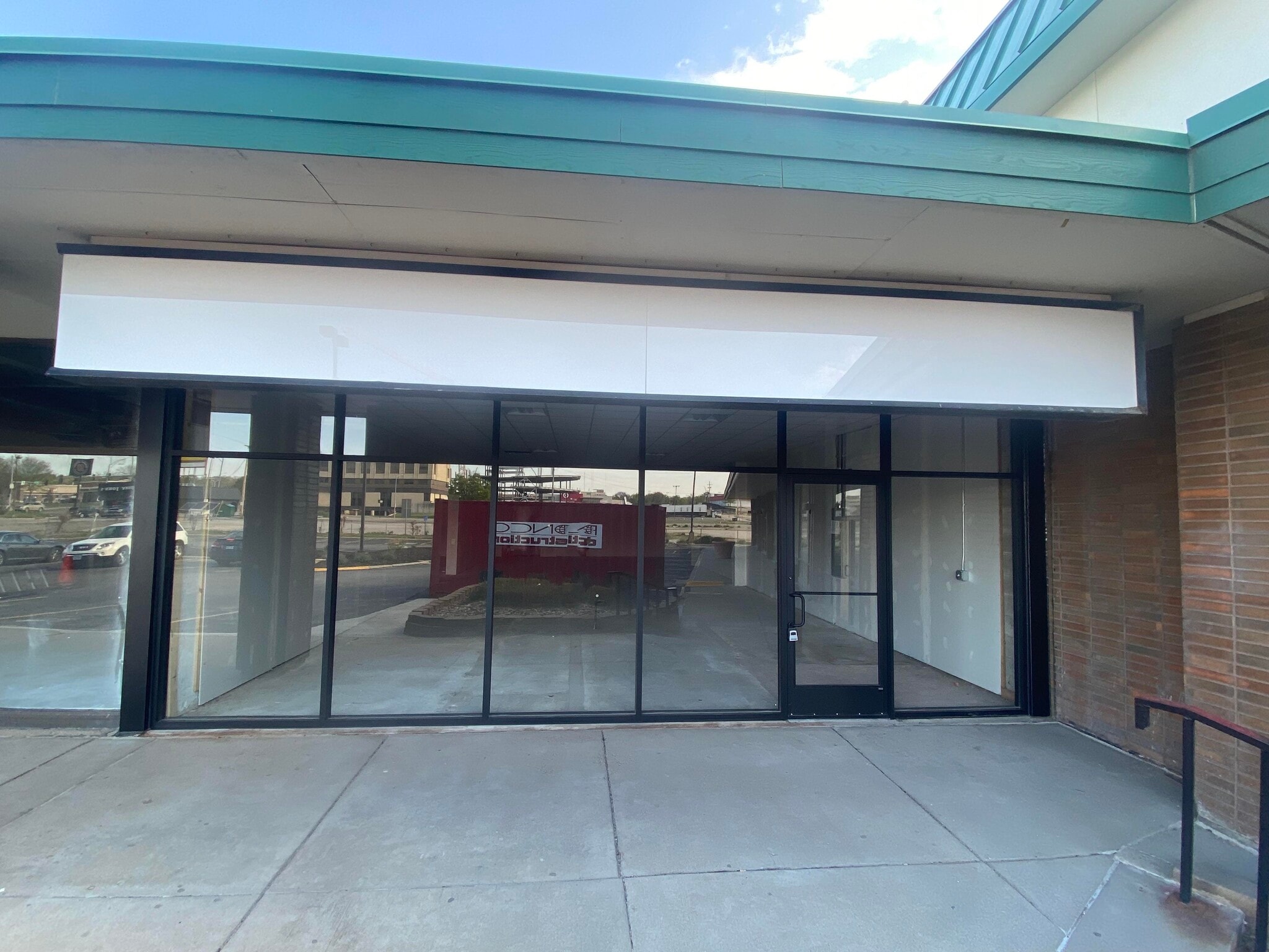 304-328 S 72nd St, Omaha, NE for lease Building Photo- Image 1 of 7