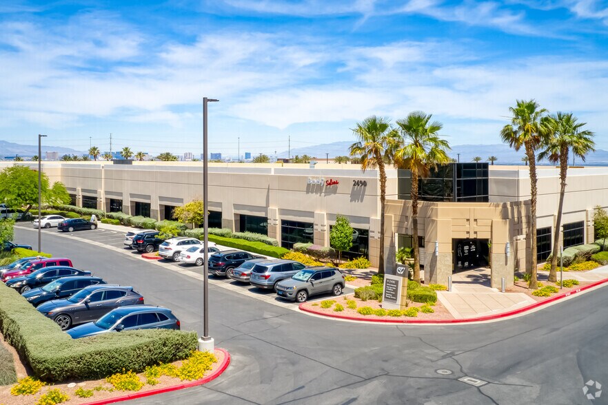 2490 Paseo Verde Pky, Henderson, NV à louer - Photo du bâtiment - Image 2 de 7