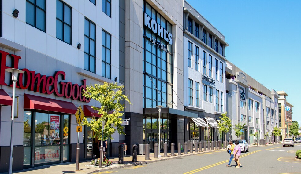 1 Bergen Town Ctr, Paramus, NJ à louer - Photo du bâtiment - Image 2 de 35