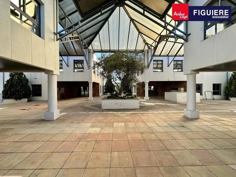 190 Rue Claude Nicolas Ledoux, Aix-en-Provence à louer - Photo du bâtiment - Image 2 de 13