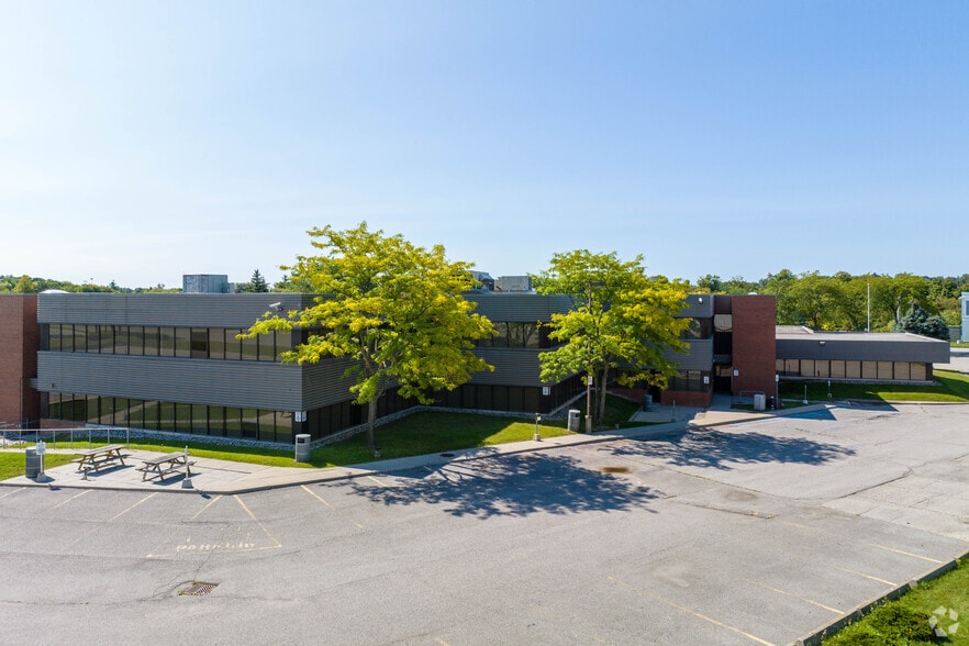 1851 Sandstone Mnr, Pickering, ON for lease - Building Photo - Image 3 of 22
