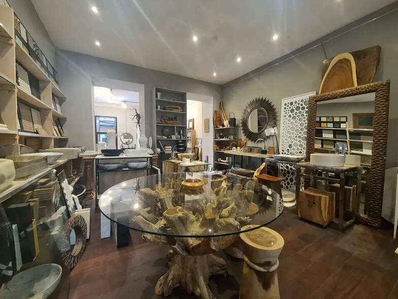 Retail in Nice for lease - Interior Photo - Image 2 of 5