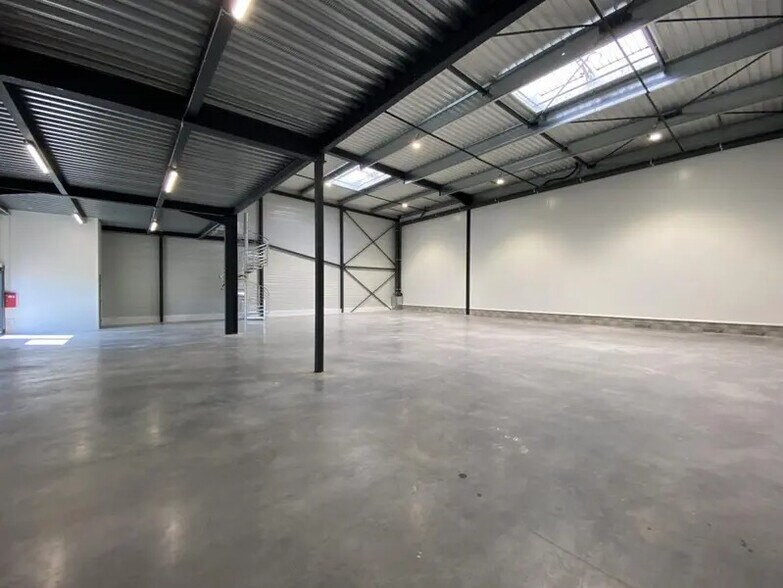 Industrial in Chartres for lease - Building Photo - Image 1 of 19