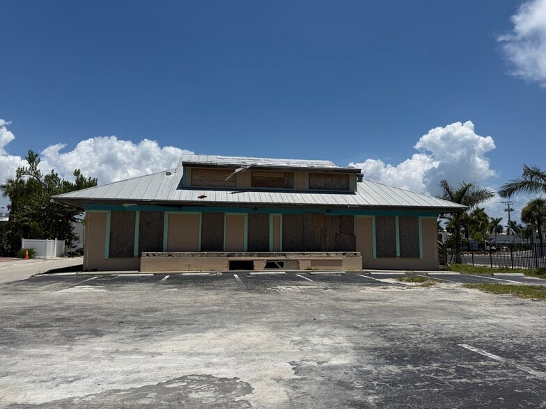 7128 Estero Blvd, Fort Myers, FL for sale - Building Photo - Image 3 of 16