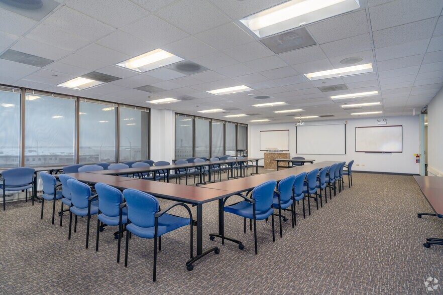 999 E Touhy Ave, Des Plaines, IL à louer - Photo intérieure - Image 2 de 13