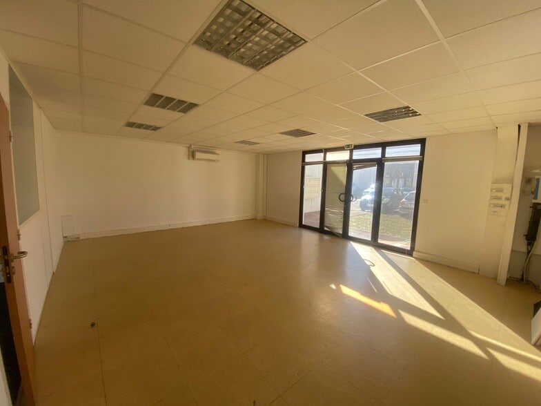 30 Avenue Du Chateau De Jouques, Gémenos for lease - Interior Photo - Image 2 of 6