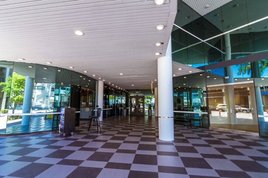 400 Arthur Godfrey Rd, Miami Beach, FL à louer - Photo du bâtiment - Image 2 de 4