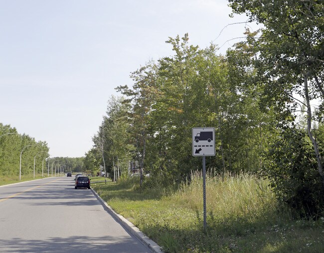Plus de détails pour 201 Omer-Deserres Rue, Blainville, QC - Industriel à vendre