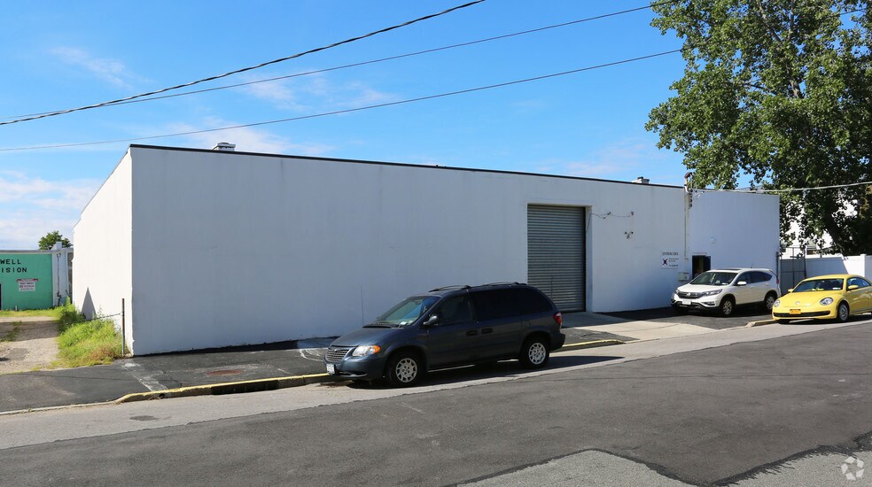 530 Ray St, Freeport, NY à vendre - Photo du bâtiment - Image 2 de 3