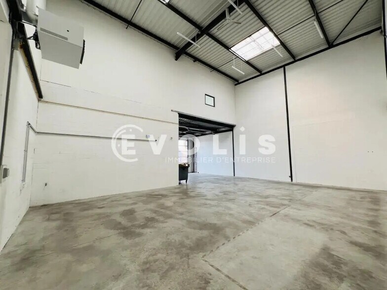 Flex in Collégien for lease - Interior Photo - Image 3 of 9