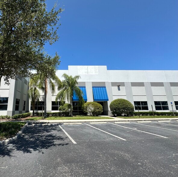 8508 Benjamin Rd, Tampa, FL à louer - Photo du bâtiment - Image 2 de 7