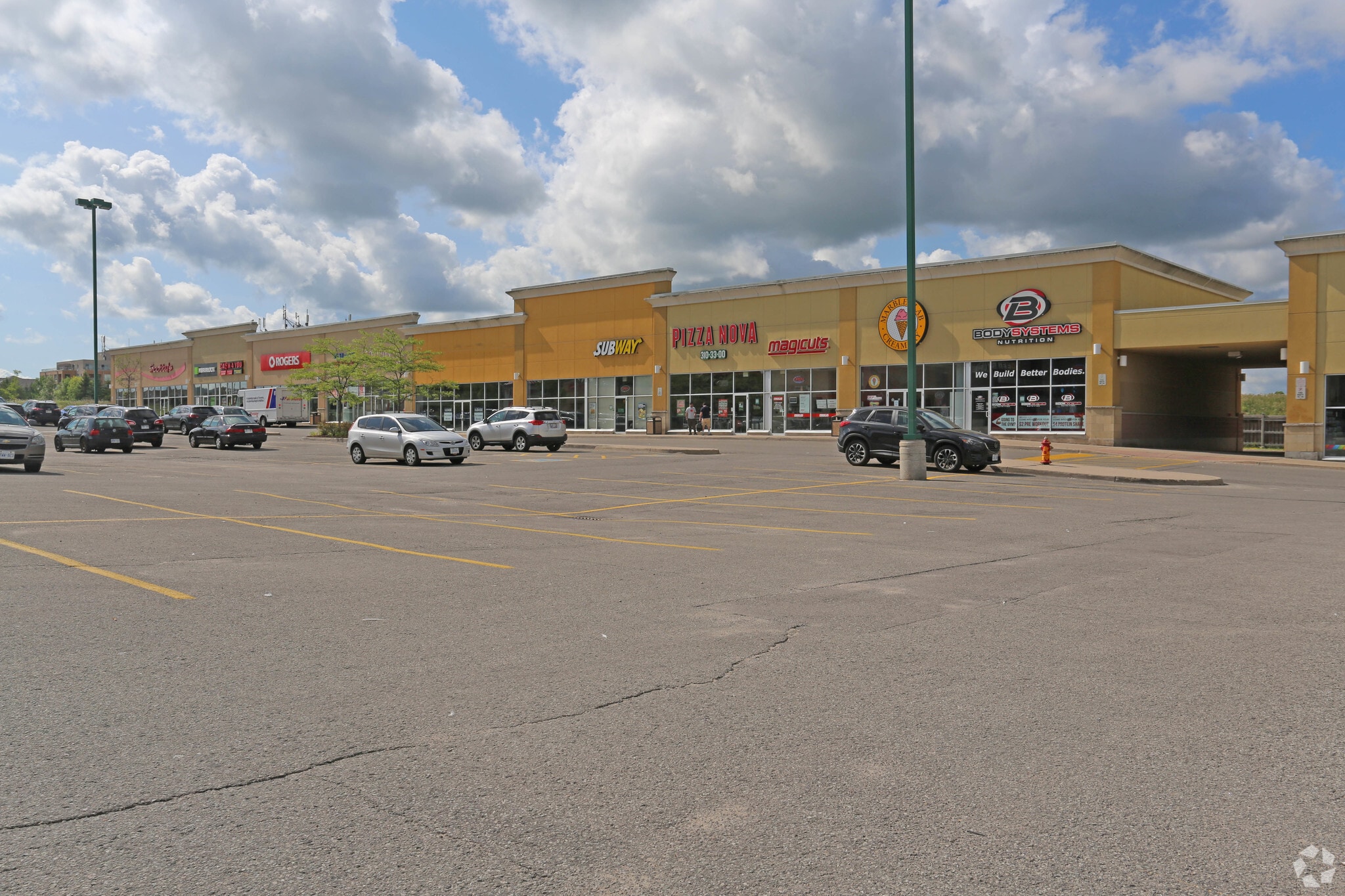 636 Yonge St, Barrie, ON à vendre Photo du bâtiment- Image 1 de 1