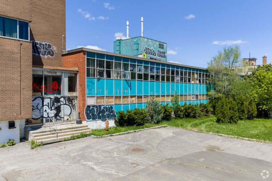 455 Boul de la Côte-Vertu, Montréal, QC à louer - Photo du bâtiment - Image 2 de 4